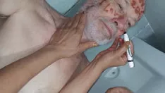 চালান সুন্দর স্বর্ণকেশী কিশোর সৎ কন্যা জো ক্লার্ক তার সৎ বাবার বড় মোরগ পোভের যত্ন নেয়