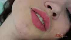 Odtwórz Napalona brunetka eva sedona palcami jej ciasno ogoloną cipkę doprowadza do orgazmu