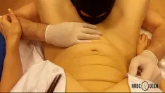 चलाएँ नर्स ने लेटेक्स दस्ताने के साथ उँगलियाँ पकड़ीं और संभोग सुख तक चाटा