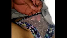 चलाएँ वस्तुतः मेरे बगल में रहने वाला स्ट्रिपर एक डिल्डो के साथ हस्तमैथुन करके मुझे फिल्म बनाने देता है