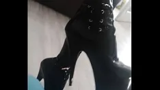 Play Veve performs balloon popping in latex stockings with a sharp needle