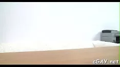चलाएँ तबाथा स्वीट अपने किशोर शरीर को स्वादिष्ट स्तन और बिल्ली दिखा रही है