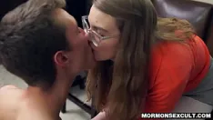 Jouer Enfin seuls, ivy mokhov et chris ont hâte de mettre la main l'un sur l'autre.