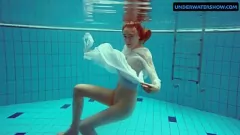 Odtwórz Naga fantazja przy basenie rudej nastolatki Diany: Softcore Russian Delight