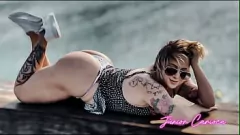Riproduci Cavalca il mio cazzo, troia Uber! La moglie mostra il culo grosso in lingerie e viene sbattuta forte