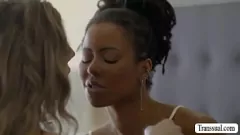Abspielen Jade Venus & Kira Noir in intensiver Shemale Interracial Encounter