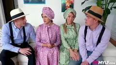 Abspielen Kurvige Stiefmomente Penny Barber und unberührte Kante teilen große Schwänze im Hardcore -Dreier