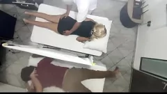 Reproduzir Pego em fita: a enorme bunda da dona de casa latina fodida durante a sessão de massagem do casal