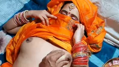 Reproduzir Karwa Chauth Special: DeSi Newlyweds's Funda lua de mel