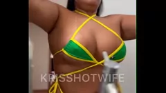 Putar Pantai Brasil Bayi Kriss bersiap -siap dengan pakaian dalam: payudara besar, pantat besar, dan pakaian pantai yang seksi!