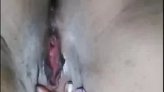 播放 盖头中的热阿拉伯妈妈无法抗拒她的湿猫