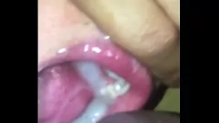 播放 拉丁妓女先用她的玩具，然后将鸡巴和精液射入她淫荡的嘴里