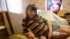 再生 かわいい18歳のブルネットの16分の1の義妹が素晴らしいフェラをして、プロのように私の巨根をしゃぶって、顔射を楽しんでいます