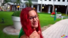 Riproduci Guarda come le migliori amiche Santana Red e Mandi May si divertono in un trio selvaggio dopo una festa di Halloween, con un clown, grandi tette e un grosso cazzo nero