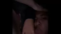 Reproducir Ella chupa la punta y tenta el gumshoe