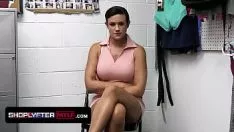 Jouer Fit fréquemment après que la milf se déshabille et regarde la fosse à l'avant de la montre