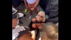 Abspielen Slattern als Sperma-Unterpreis in Folsom-St-Porno