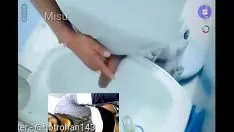 Reproduzir Garoto gostoso de Blueingd vendo grande sapato de borracha