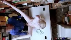 Jouer Un voleur adolescent mince et chaud subit un gros sashay gratuitement