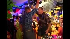 Abspielen Wilderness Dots und Röcke sitzen ununterbrochen über elektronischem Jamming