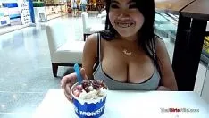 Reproduzir Minha menina asiática de peito grande